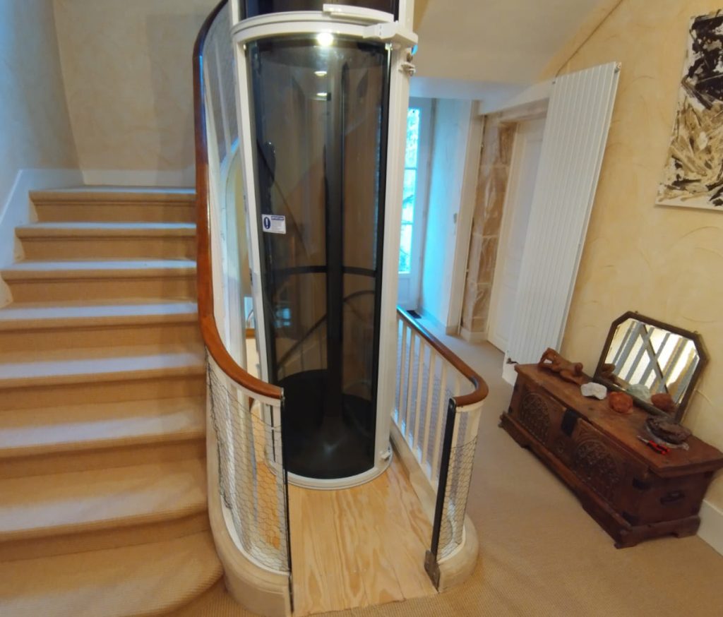 image d’un élévateur moderne et haut de gamme (PVE) installé entre les virage d’un escalier