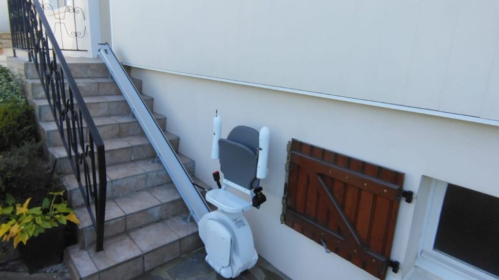 image d’un monte escalier droit installé sur un escalier extérieur